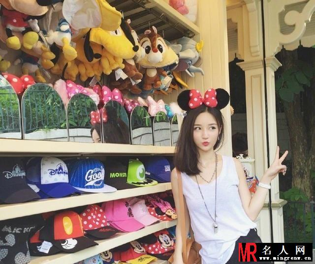 王思聪新女友曝光 嘟嘴卖萌秀美腿(1)