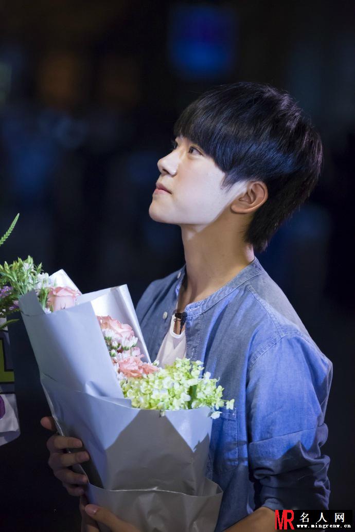 TFBOYS加盟《偶像来了》手捧鲜花见女神(1)
