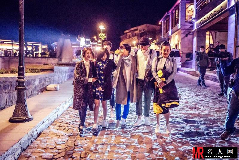 《花儿与少年2》郑爽玩转摩托车剧照(1)