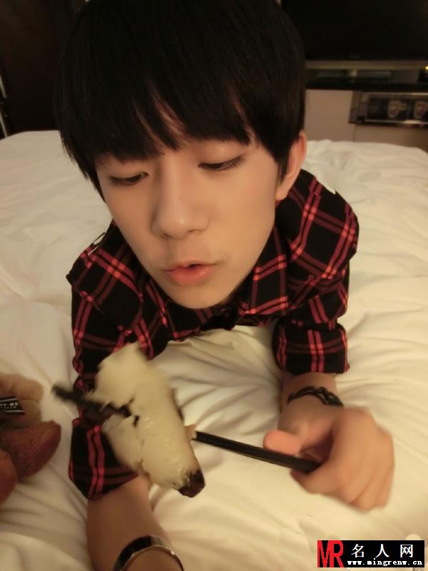 TFBOYS易烊千玺近期生活照 端午吃粽子钓大鱼(1)