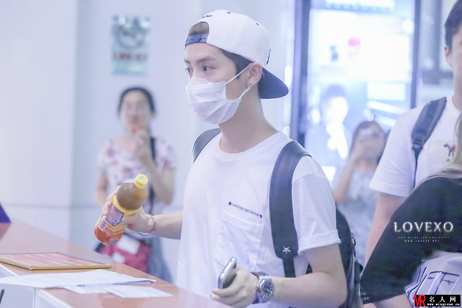 2014年7月EXO上海飞北京机场时尚帅气写真鹿晗图片(1)