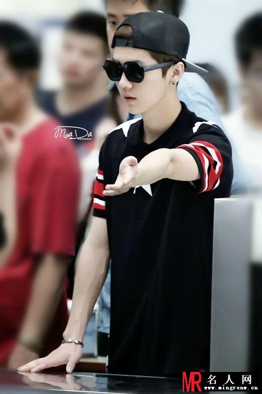 2014年7月EXO北京飞上海机场写真鹿晗图片小王子潮范十足(1)