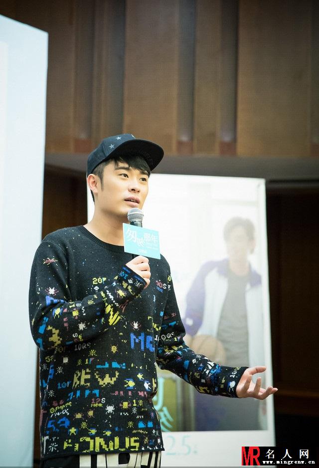 张一白携陈赫来福州宣传《匆匆那年》现场玩自拍(1)