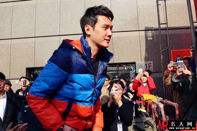 2013年雪中飞淮安活动现场 冯绍峰与粉丝交流融洽(1)