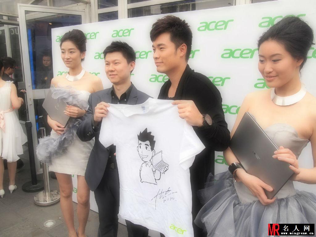 《上海800秀时装展》陈赫与粉丝们的合照(1)
