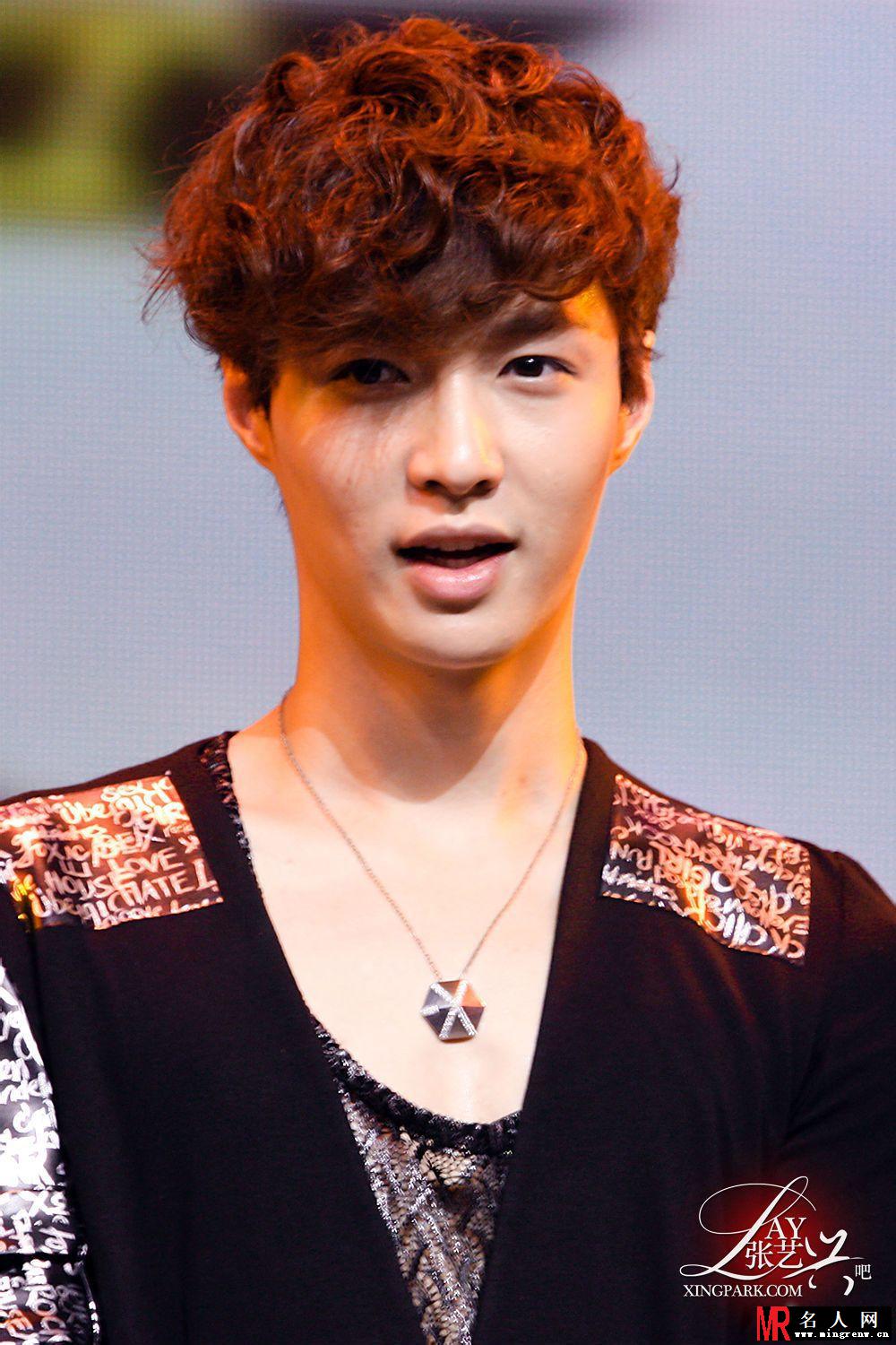 EXO张艺兴2012年亮相天津卫视音乐high客 粉丝激动尖叫(1)