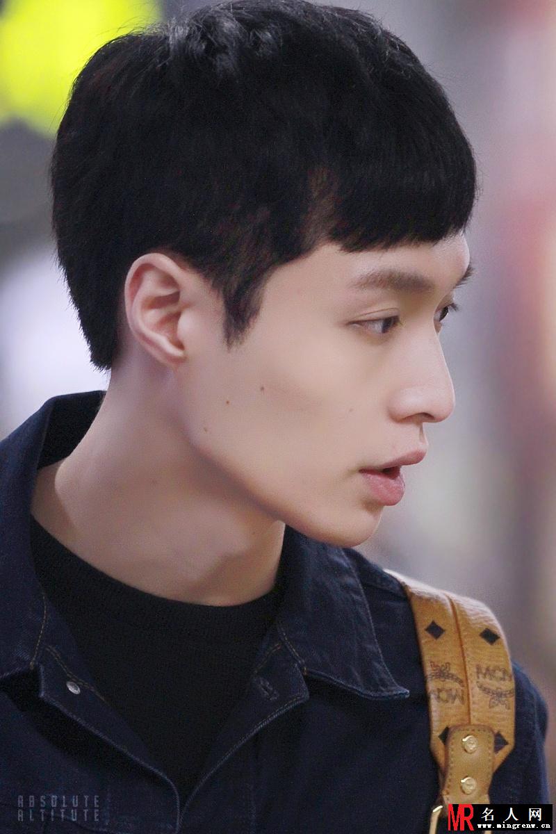 EXO张艺兴2015年4月现身机场黄色双肩包抢眼(1)
