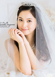 “日本最美”佐佐木希婚纱写真优雅大方 粉丝称赞：“美过一切”(20P)