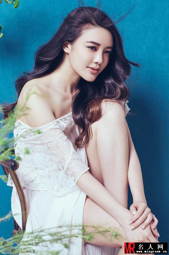 演员张璇唯美写真 尽展修长美腿(1)