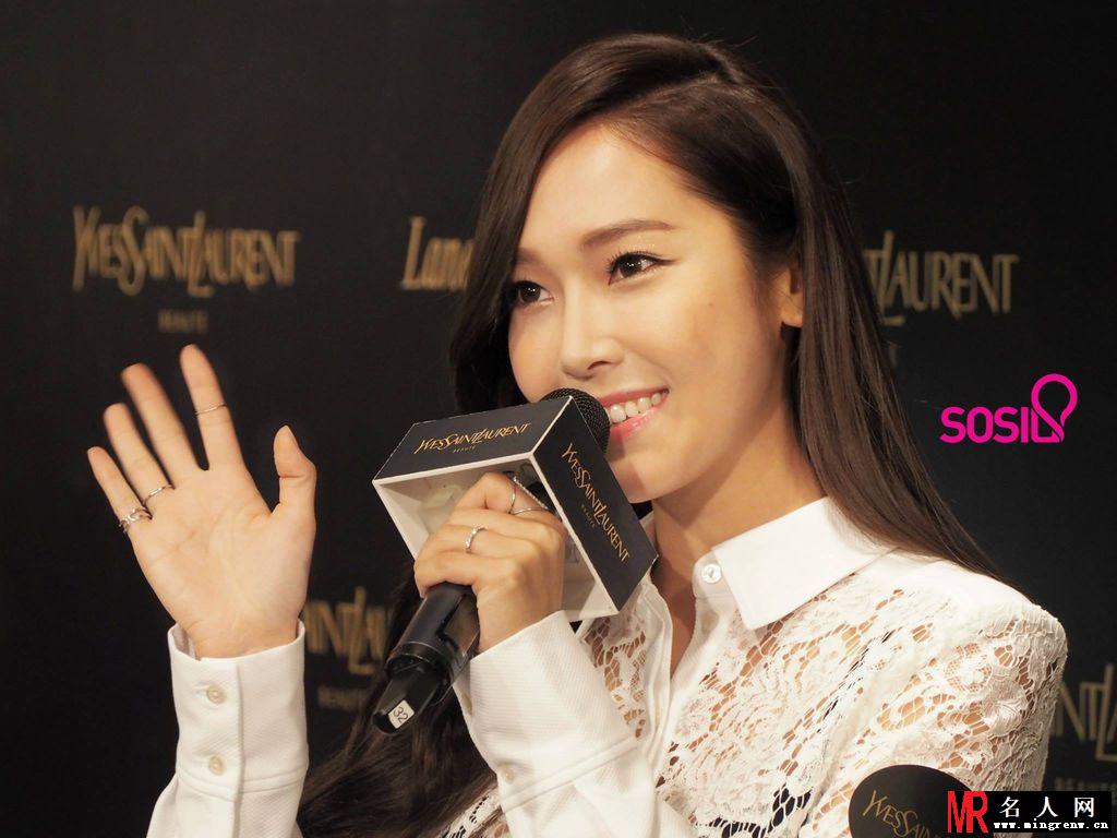 Jessica郑秀妍出席香港YSL体验活动现场 蕾丝透视装抢镜(1)