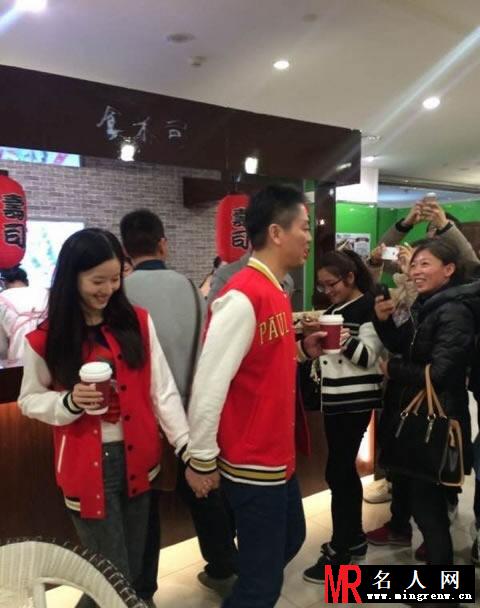 刘强东携奶茶妹妹逛商场 情侣装现身引围观(1)