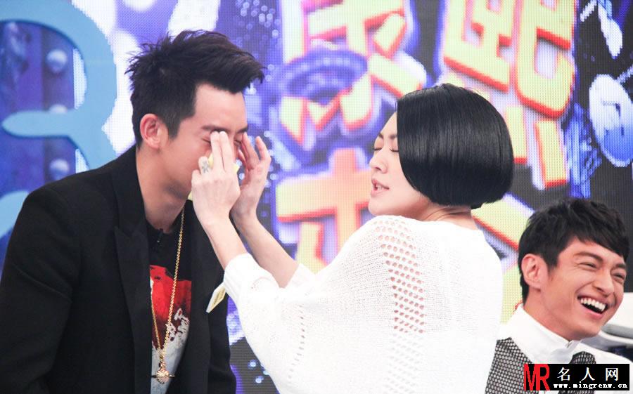 郑恺做客康熙来了 被小S双手抚摸(1)