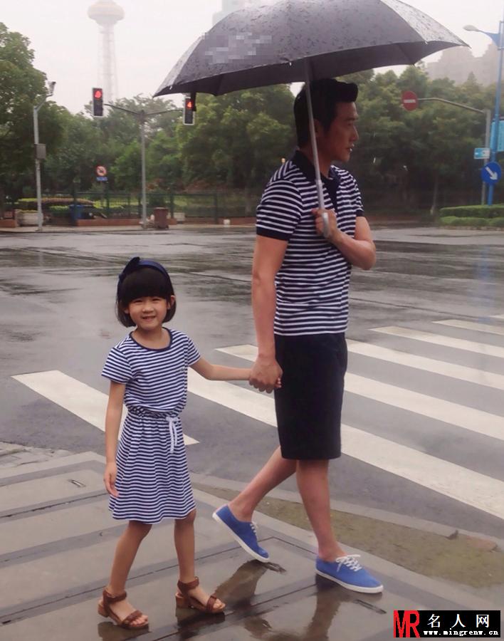 陆毅携贝儿雨中散步 网友称矿工他的女儿(1)