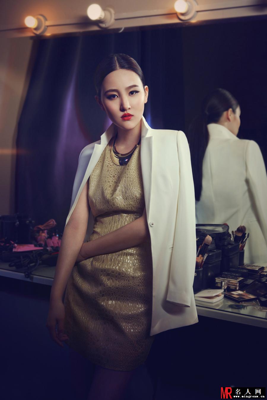 刘小小气质写真曝光 艳丽红唇女人味十足(1)