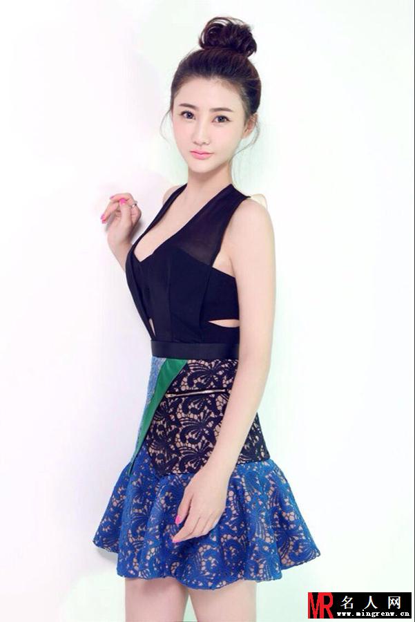 余筱亭清新靓丽写真 清丽宜人气质脱俗(1)