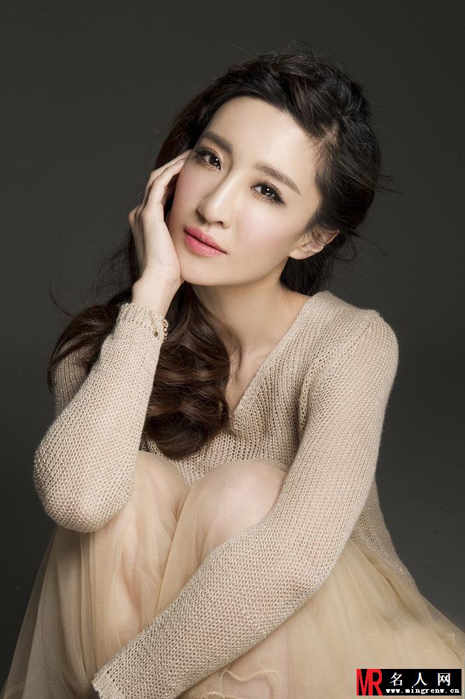 马晓灿淑女写真曝光 裸色雪纺衫尽显名媛气质(1)