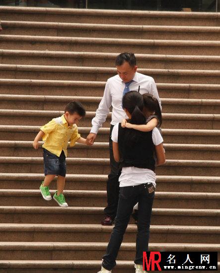 刘涛私生活居家照 可爱儿女卖萌温馨动人(1)