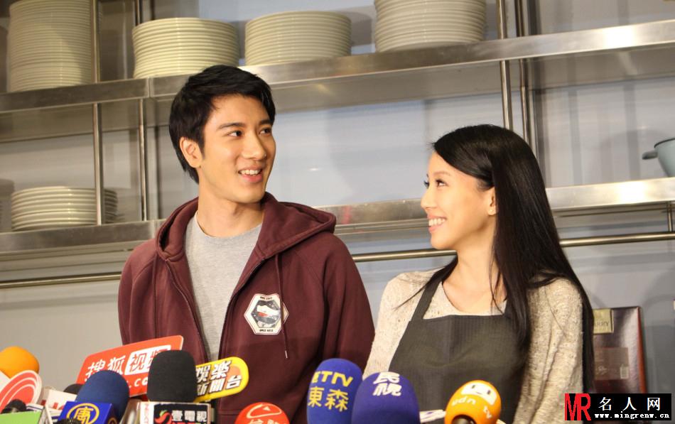 王力宏与老婆李靓蕾现场自制喜饼秀恩爱(1)