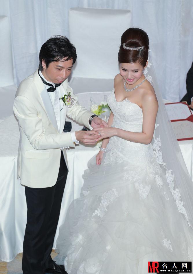 张美妮婚礼现场照曝光 与新郎热吻甜蜜幸福(1)
