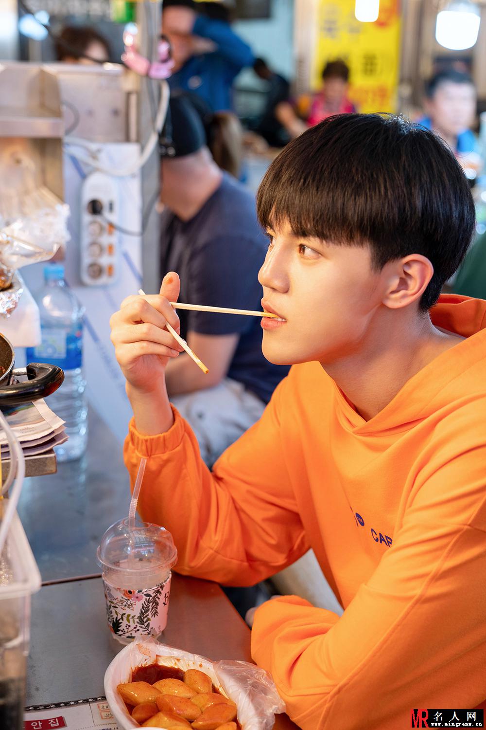杨淳皓旅行生活照曝光  变身“吃货”解锁异国街头美食(1)