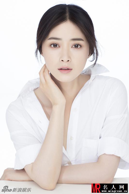 蒋欣曝清新写真 白衬衫谱写冬日纯情风(1)