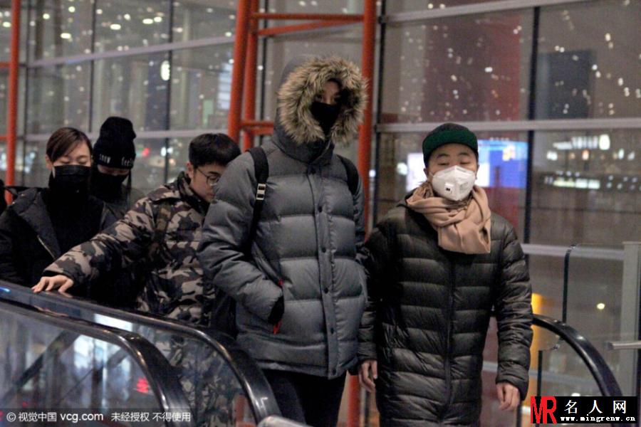 王凯深夜抵京无视狗仔 全副武装只露双眼(1)