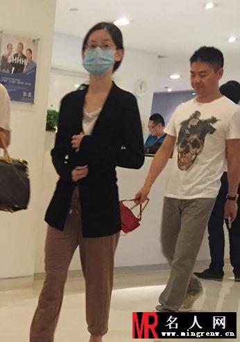 奶茶妹妹现身医院疑做孕检 刘强东拎包低调相伴(1)