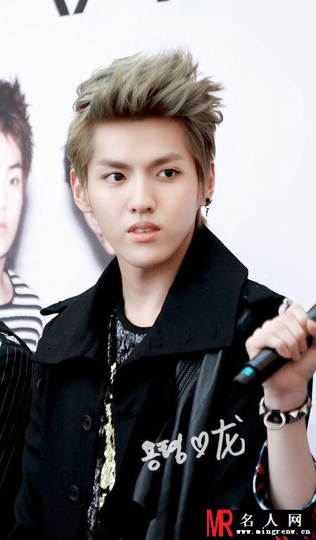 2012年EXO韩国永登浦签售吴亦凡图片 黑色系服装衬托高品质颜值(1)
