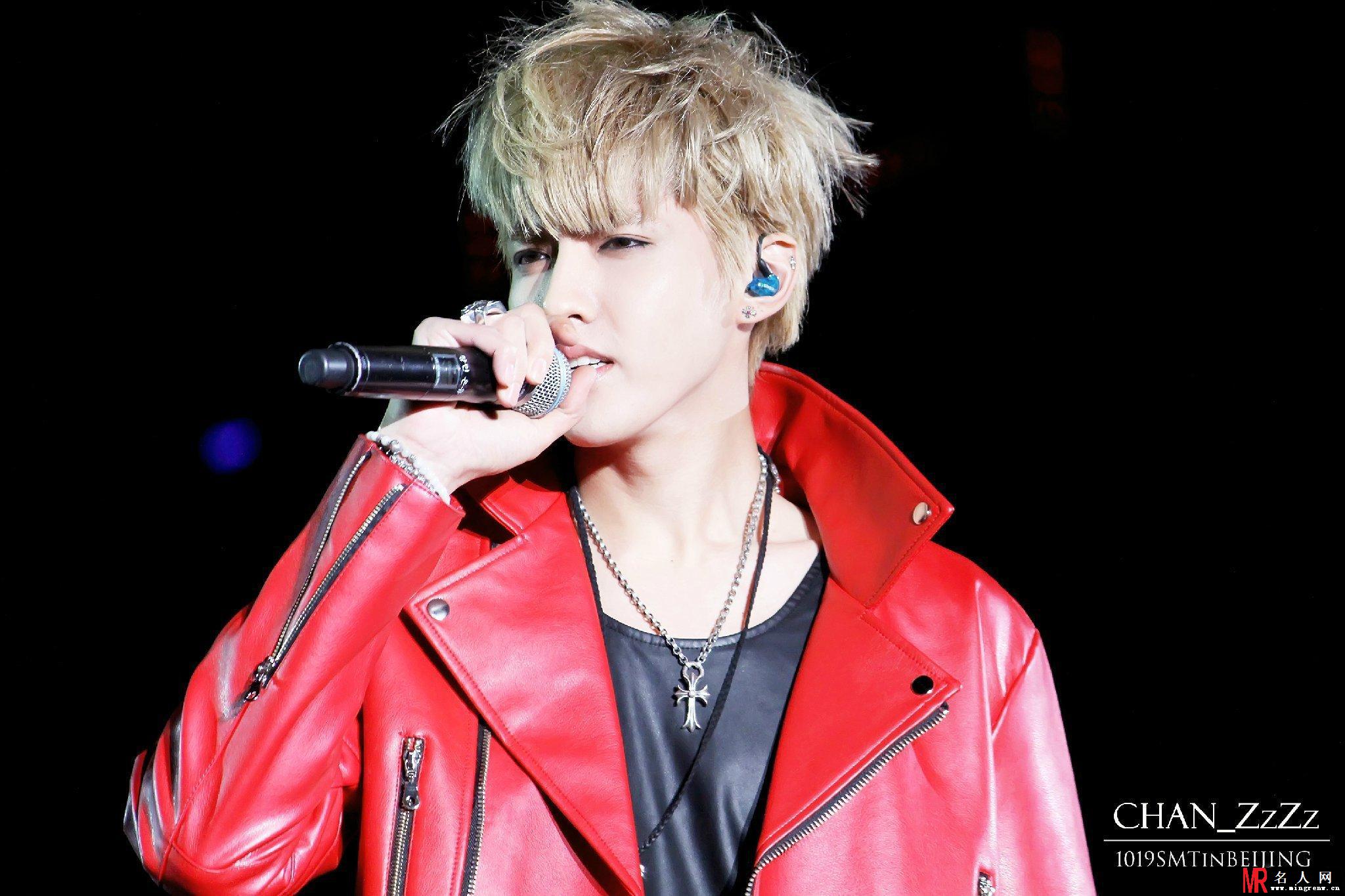 2013年北京SMTOWN活动吴亦凡卖力演唱 颜值逆天粉丝尖叫(1)