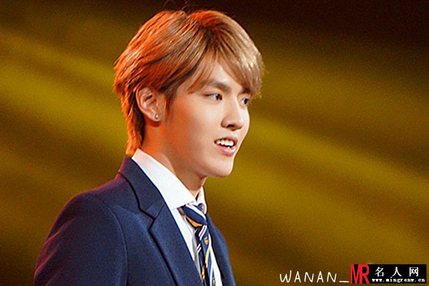 吴亦凡2013年上海演唱会帅气演唱 逆天颜值引众粉丝欢呼(1)