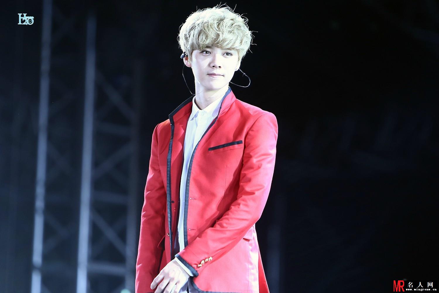 鹿晗2014年与EXO众成员韩国一巡演唱会 红色西装童颜可爱(1)
