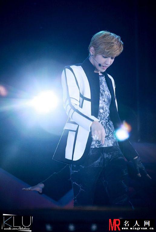 吴亦凡2012年新加坡SMT激情演唱掀起全场高潮(1)