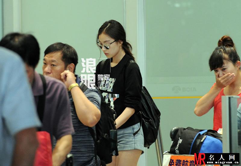 倪妮机场被偷拍大汇总 跟可爱婴儿卖萌互动(1)