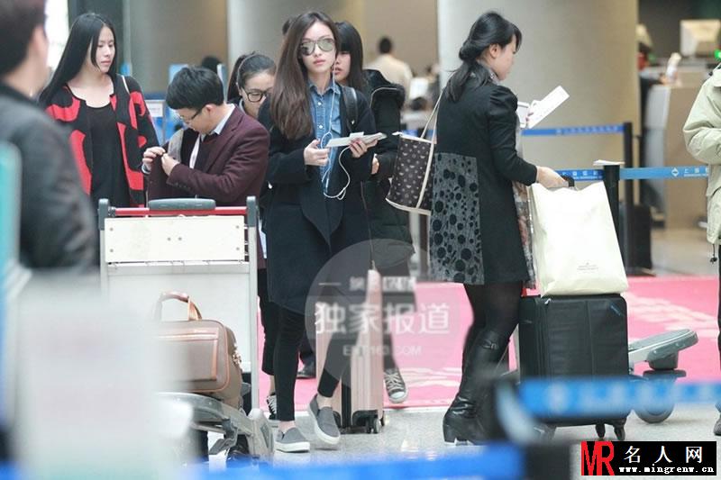 倪妮机场被偷拍大汇总 跟可爱婴儿卖萌互动(1)