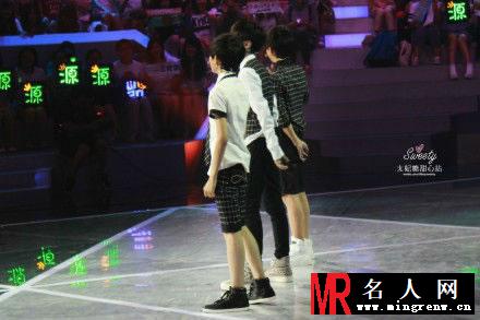 TFBOYS参加《少年中国强》 节目录制(1)