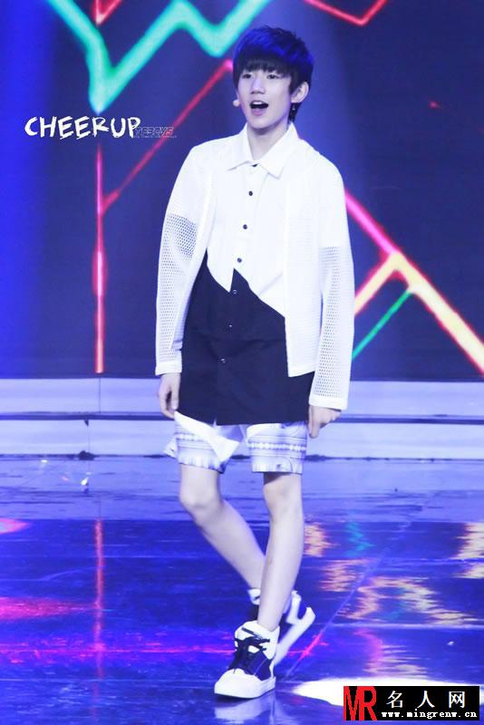 TFBOYS王源衬衫写真 卖萌耍帅都惹人爱(1)