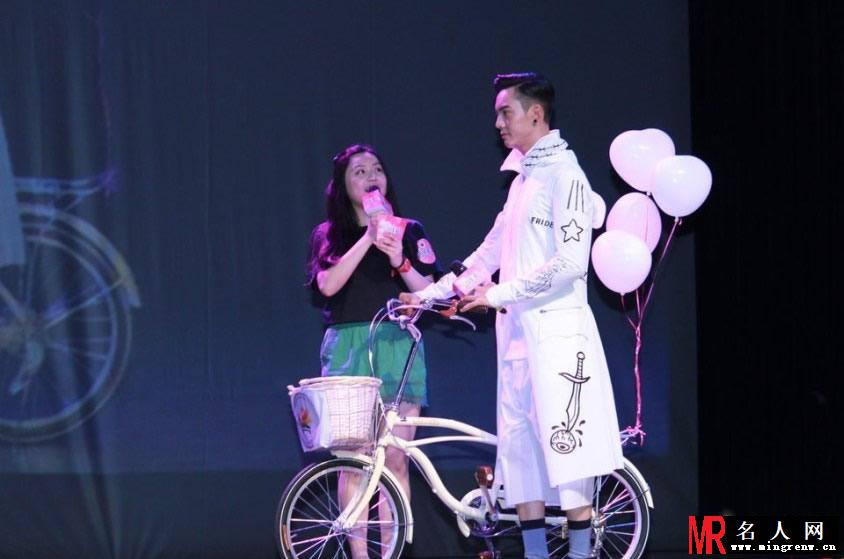 Angelababy前男友陈伟霆活动现场撒娇女粉丝 男性魅力无敌(1)