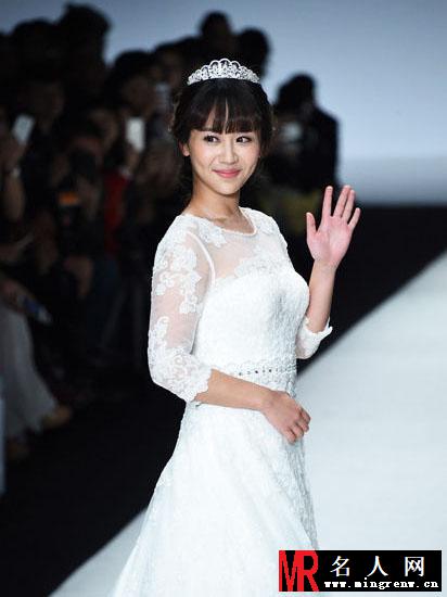 杨紫披婚纱走T台 大展甜美笑容惹人爱(1)