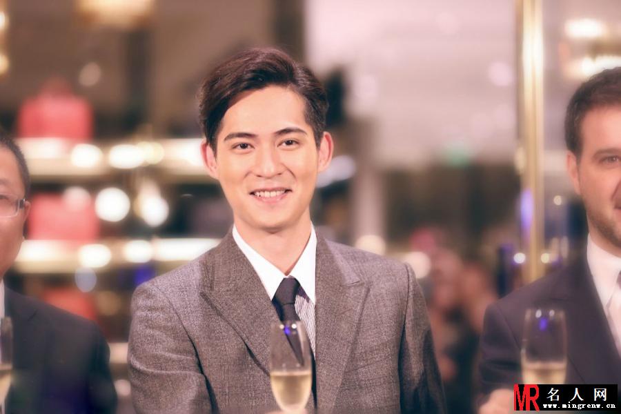 周渝民儒雅西服造型现身 笑容腼腆直勾小心脏(1)