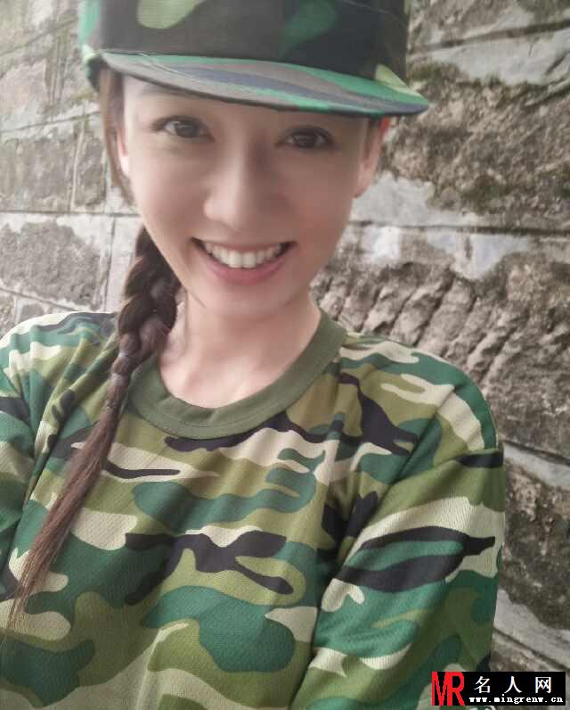 陈乔恩化身军训妹 网友大赞18岁(1)