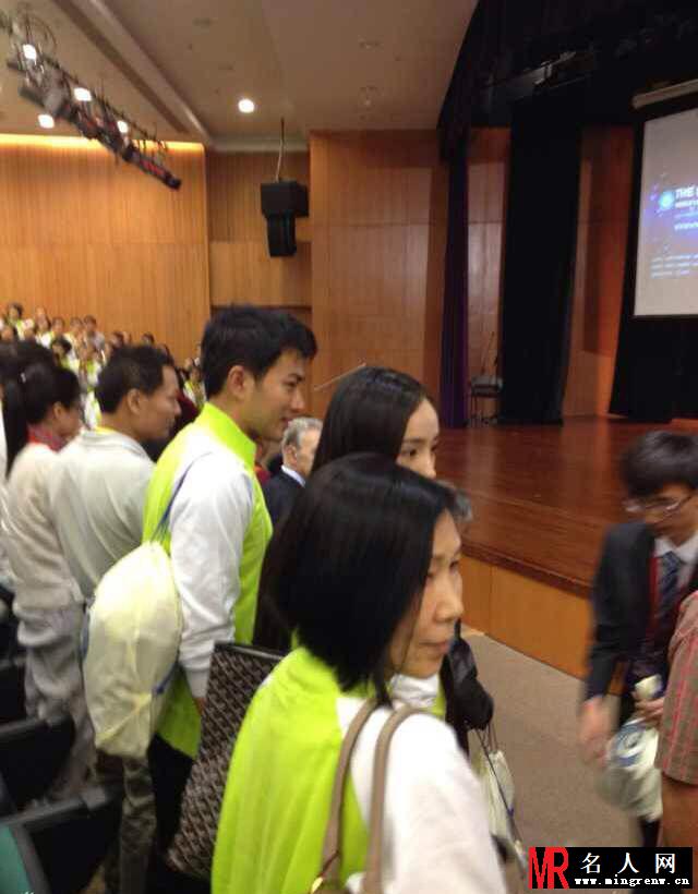 杨幂陪公婆参佛 素颜出镜显清爽(1)