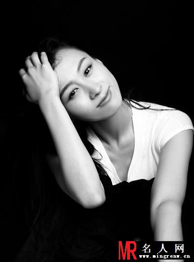 练束梅黑白质感写真 沉静素雅显气质(1)