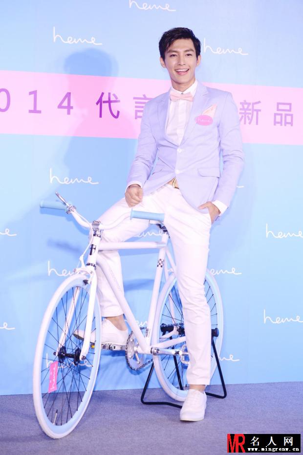 炎亚纶帅气现身代言活动 向粉丝示爱(1)