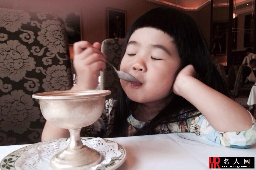 曹格儿女卖萌出镜 尽情耍宝欢乐多(1)