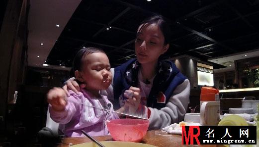 李小璐素颜外出用餐 一家三口尽显甜蜜(1)