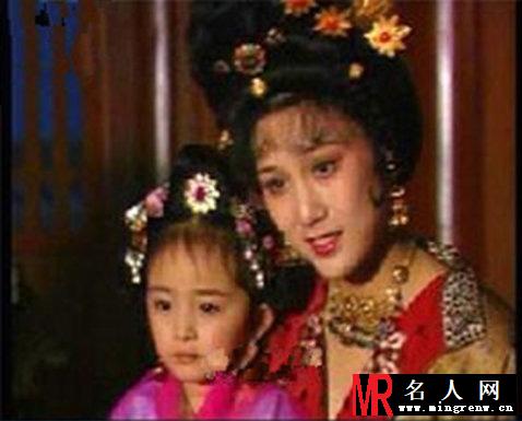 杨幂旧照曝光 与李亚鹏席地而坐(1)