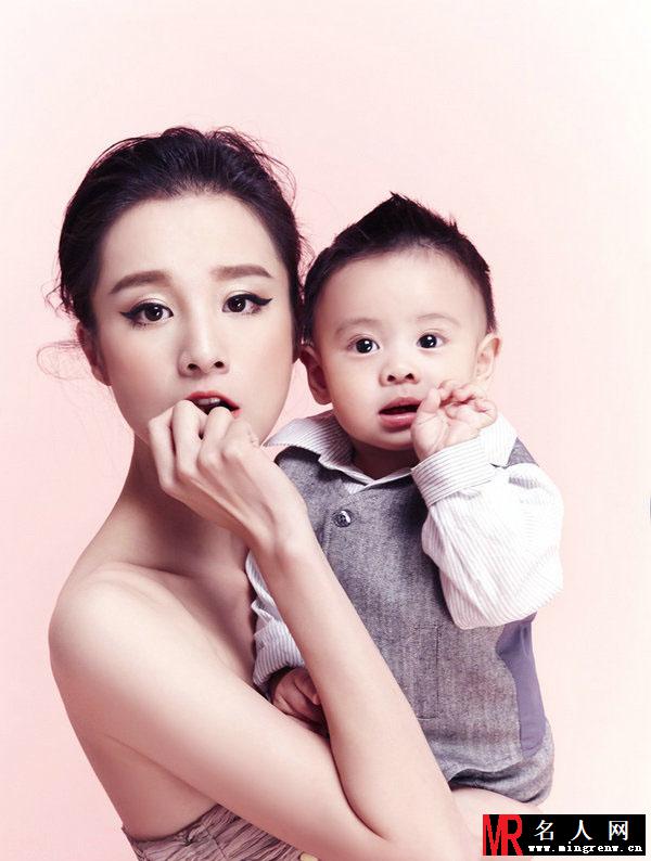 辣妈章龄之亲子大片 与宝贝儿子亲密互动(1)