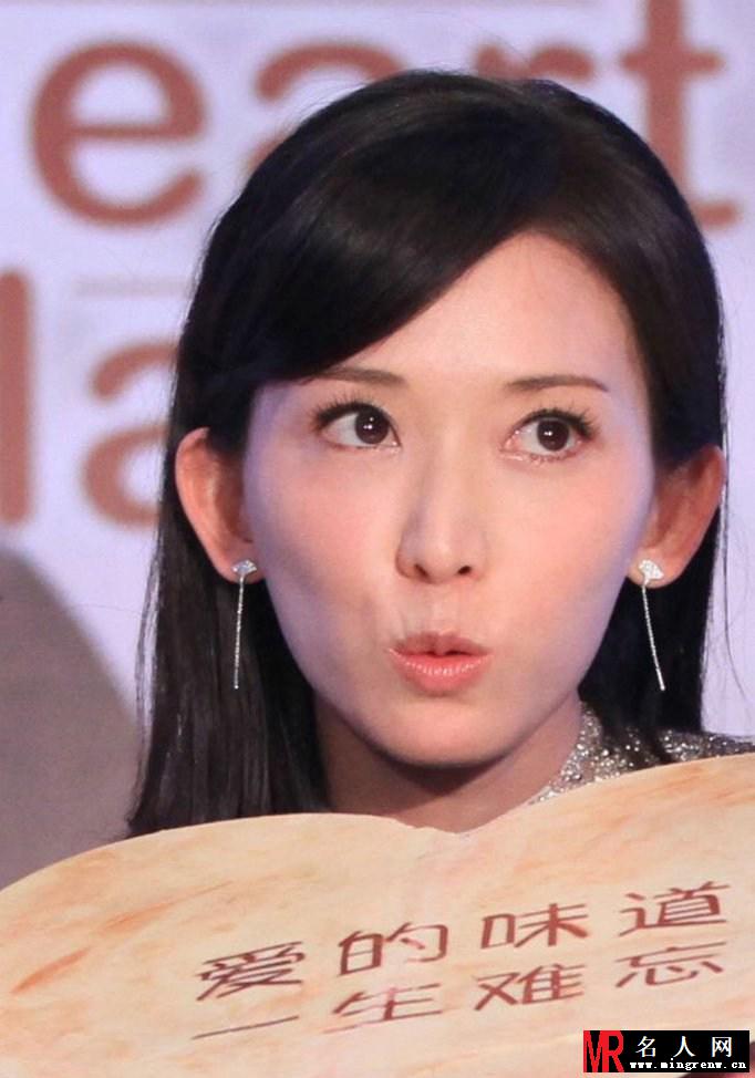 甜心巧克力发布会 林志玲大秀美背尴尬露胸衣(1)