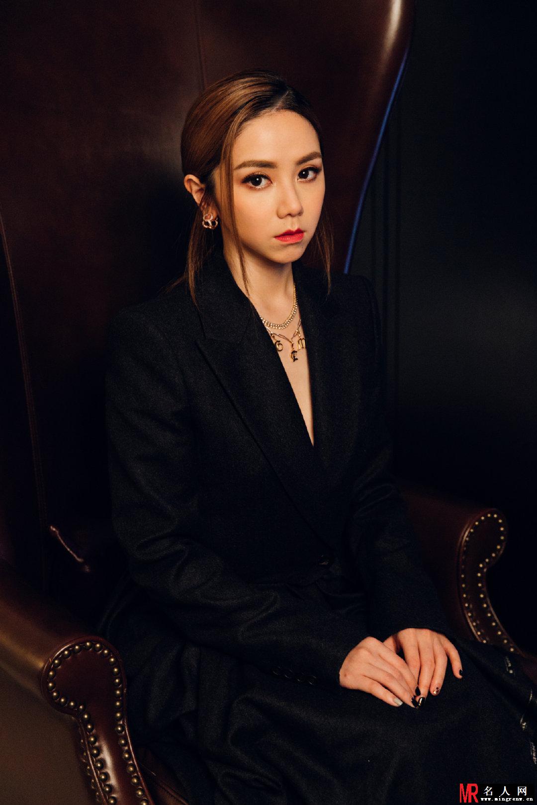 邓紫棋深V礼服惊艳开唱 性感又霸气(1)