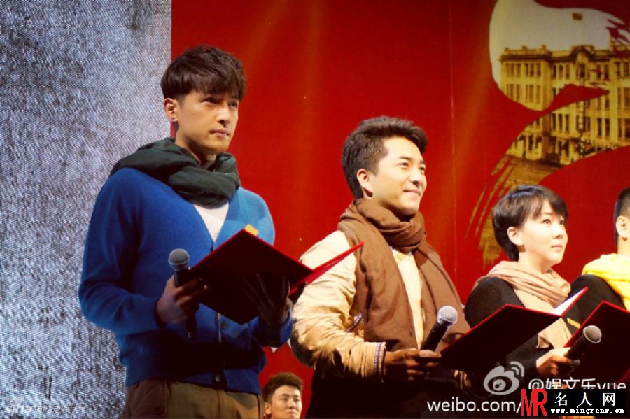 胡歌参加上戏70年校庆 学生打扮上台朗诵(1)